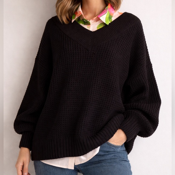 Zenana Outfitters Sweaters - Zenana🖤 Black Waffle Knit V-Neck Oversized Sweater 🖤